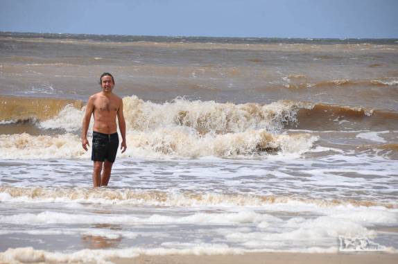 Um banho no Rio da Prata na praia de Pocitos, em Montevideo, no Uruguai